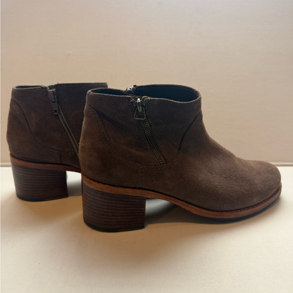 Clarks Women's 8 1/2 Brown Suede Ankle Boots